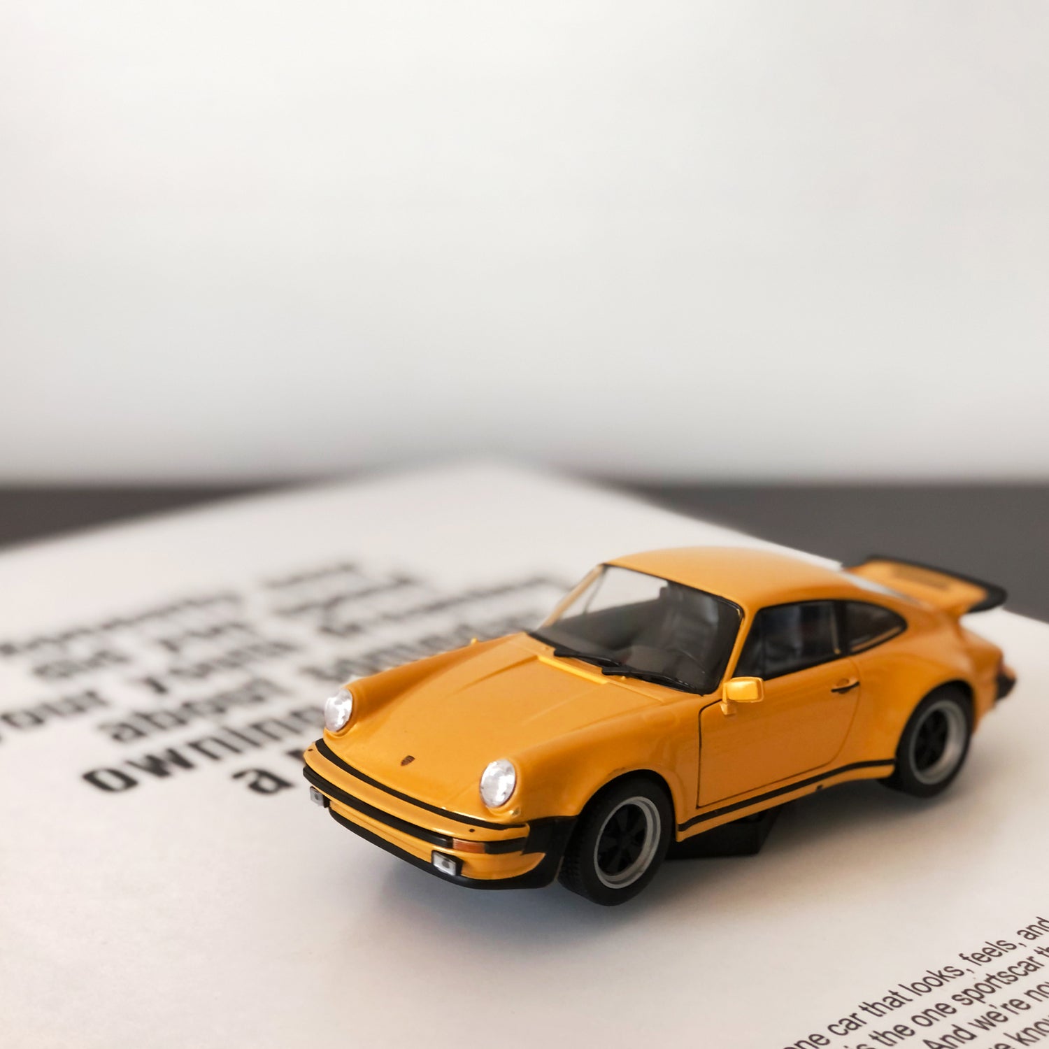 El işçiliğiyle hazırlanmış otomobil tablo tasarımı, kişiye özel Porsche detaylı üç boyutlu duvar dekoru.