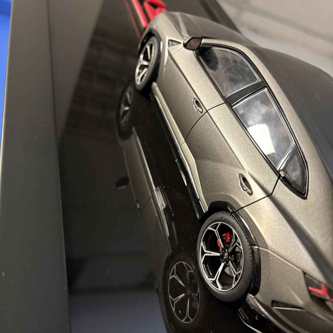 Lamborghini URUS Tablo – 1:18 Autoart Model | Lisanslı Logo Uygulamalı Premium Duvar Dekoru (30x90 cm)