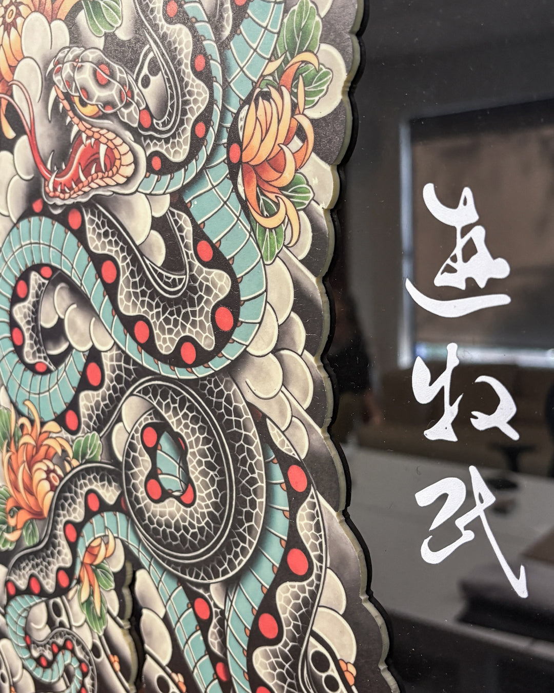 Irezumi Serpent & Chrysanthemum Temalı Özel Tasarım Tablo (40 × 55 cm)