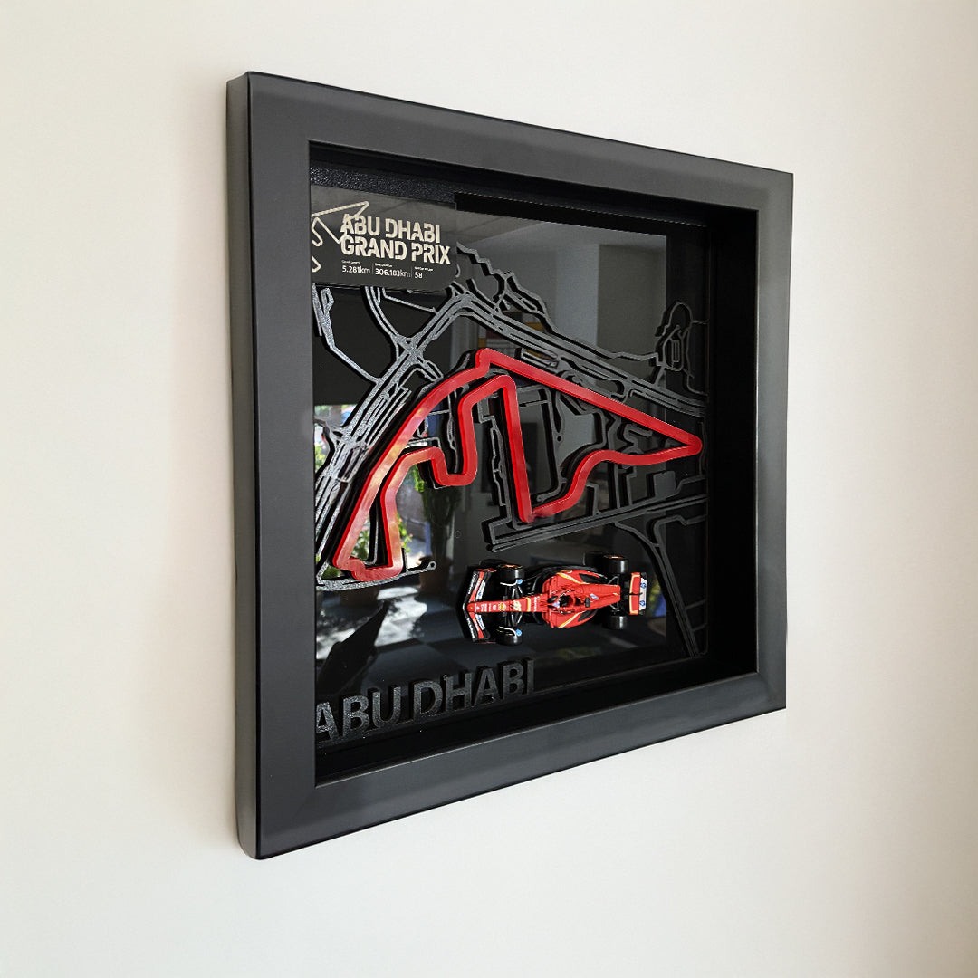 Abu Dhabi pistinden esinlenen, üç katmanlı derinlik hissi veren el yapımı tablo. 36x36 cm ölçüsünde, siyah ahşap çerçeveli premium tasarım.