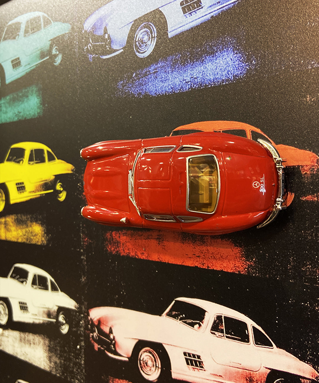 Andy Warhol etkisiyle yorumlanan Mercedes 300 SL üç boyutlu tablo, kaliteli malzeme ile hazırlanmış sanat dekoru.