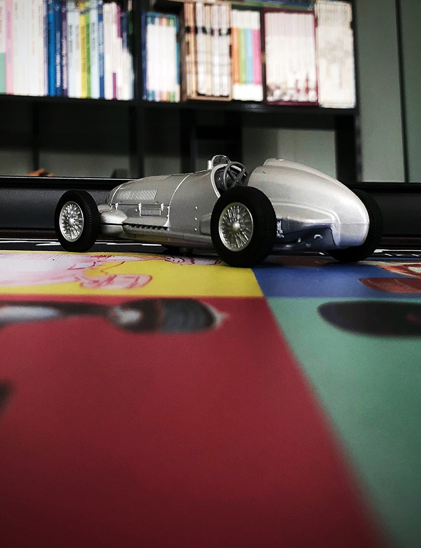 Andy Warhol etkisiyle yorumlanan Mercedes W125 üç boyutlu tablo, kaliteli malzeme ile hazırlanmış koleksiyon dekoru.