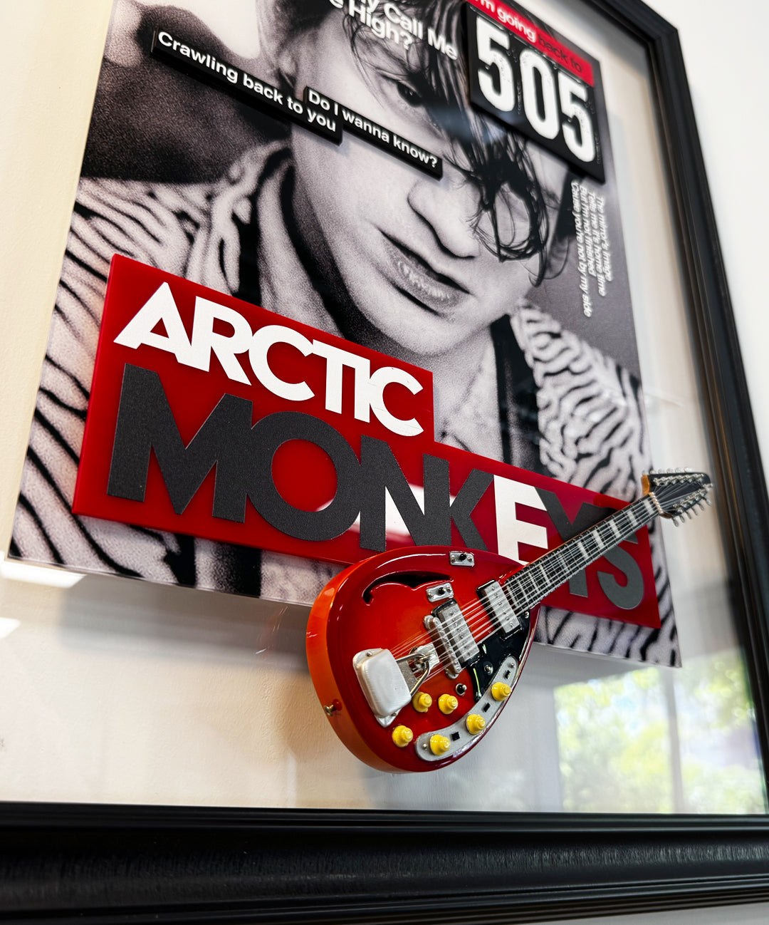 Arctic Monkeys temalı tablo, gitar replikasıyla hazırlanmış el yapımı koleksiyonluk sanat eseri.