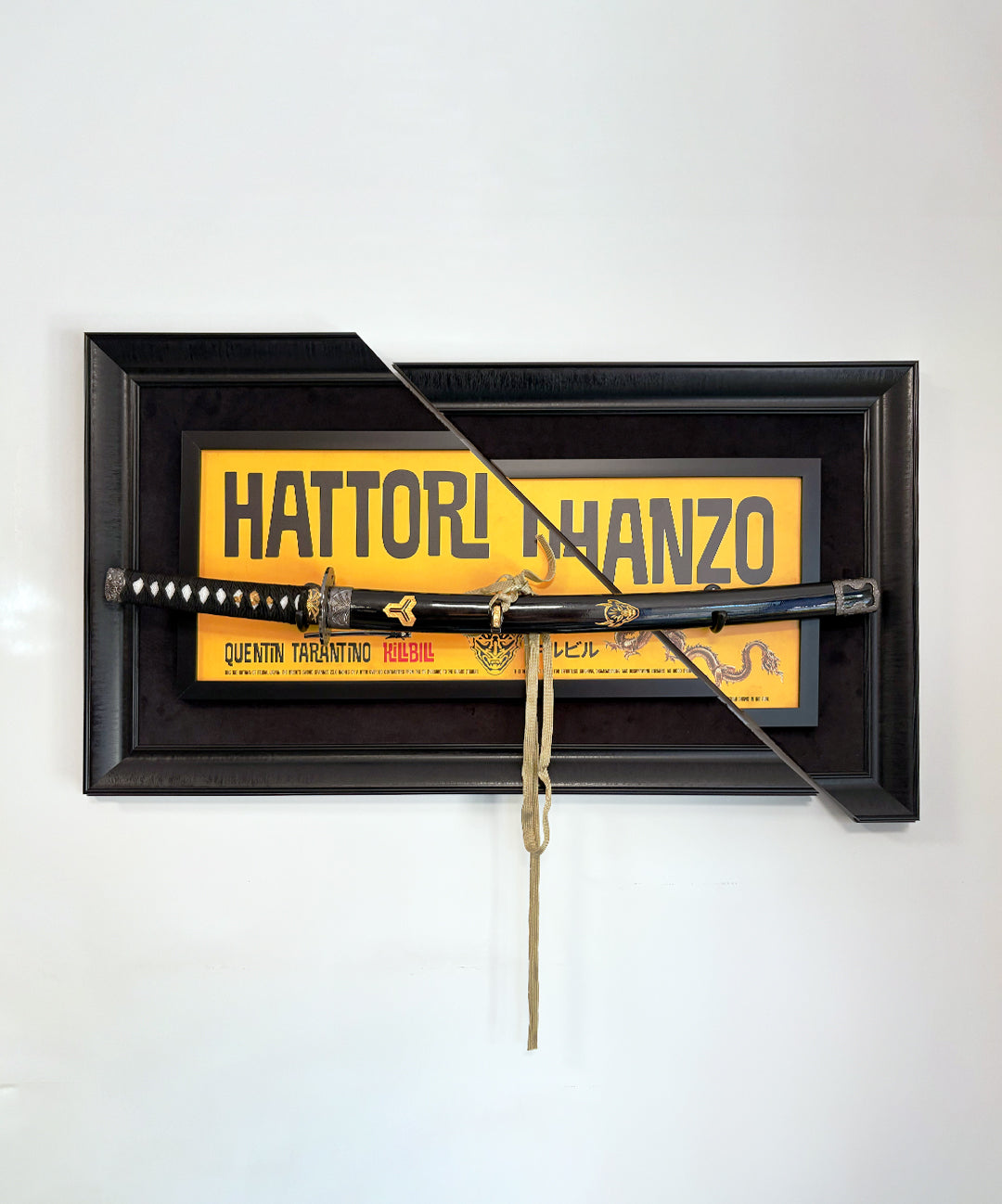 Dekoratif tasarımlı Hattori Hanzo katanası replikalı tablo, iç mekânlara samuray ruhu katıyor