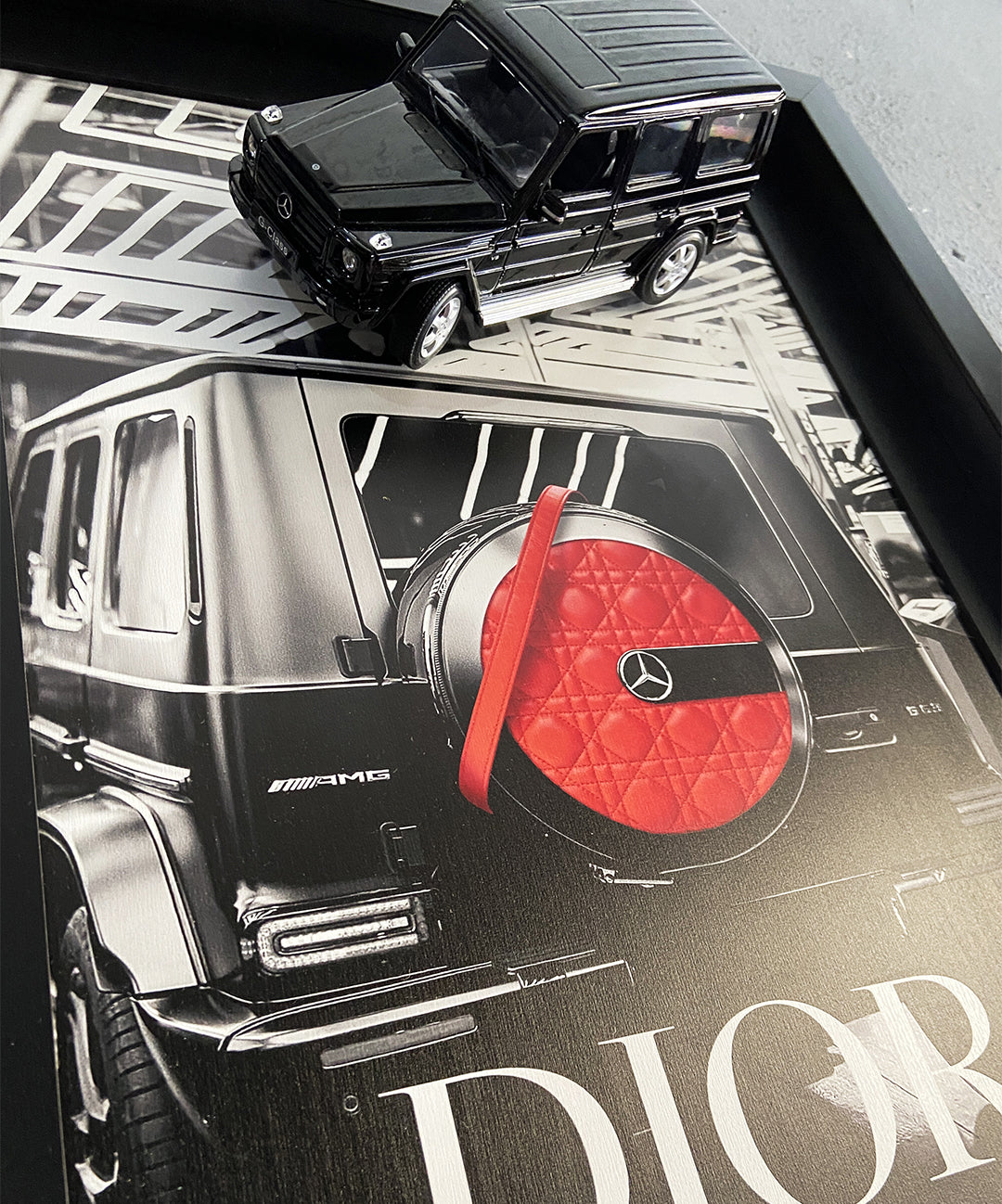 DIOR imzası ve Mercedes G-Class detaylı üç boyutlu tablo, kişiye özel dekoratif el işçiliğiyle hazırlanmış.