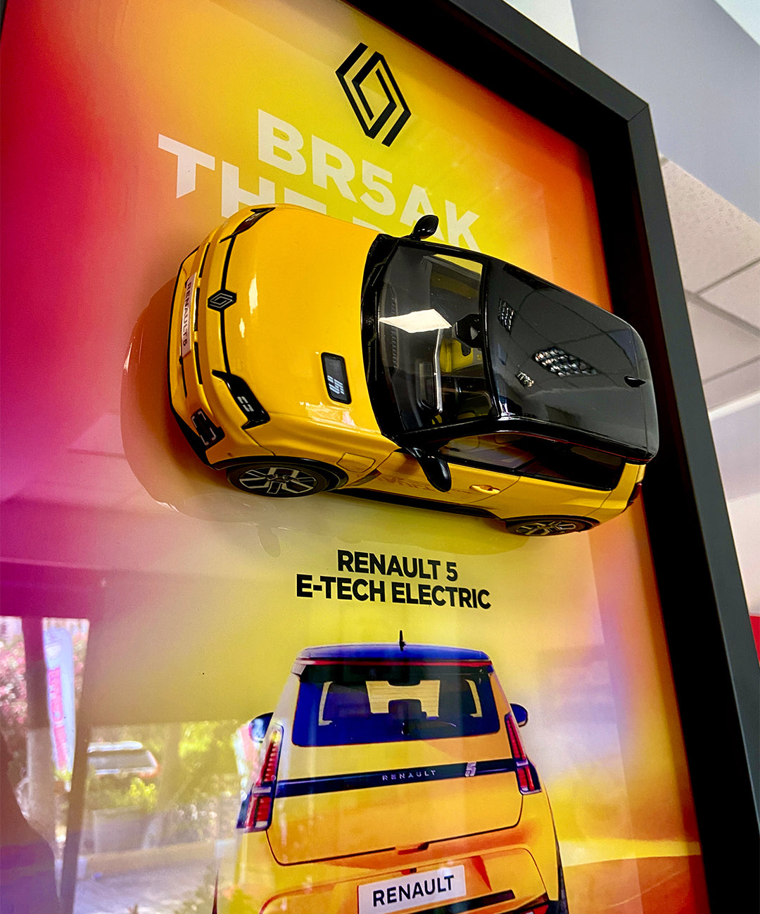 Alt Metin: Geleceğin şehir otomobili Renault 5 Electric modelini yansıtan koleksiyonluk tablo.