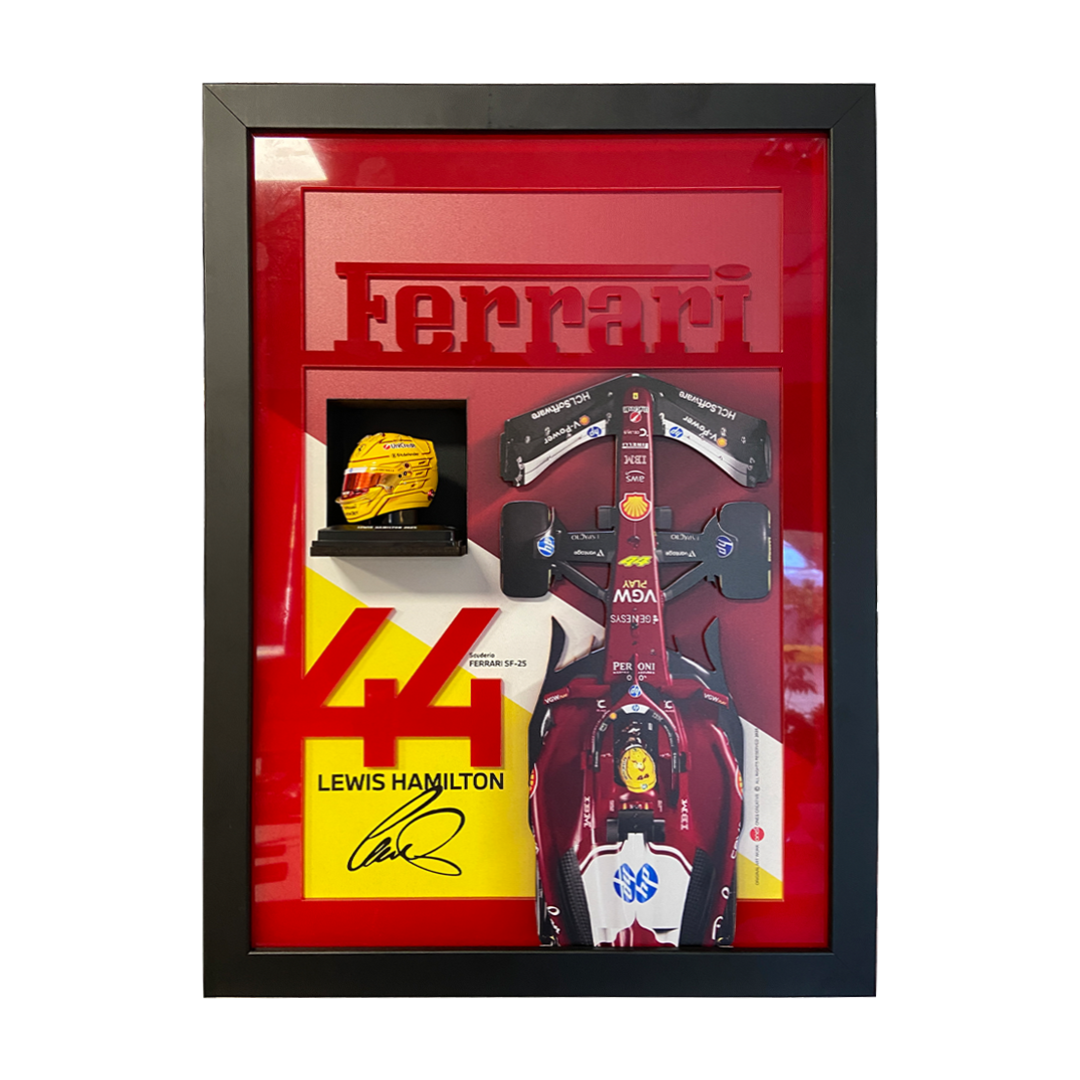 Lewis Hamilton 2025 Ferrari kaskı tasarımlı el yapımı tablo, kırmızı detaylı çerçeve
