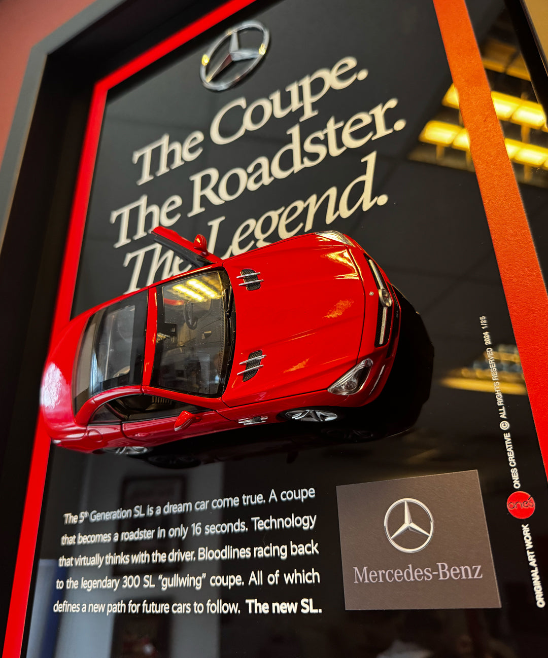 Koleksiyonluk Mercedes 500 SL duvar tablosu, vintage otomobil tasarımıyla ofis dekoru.