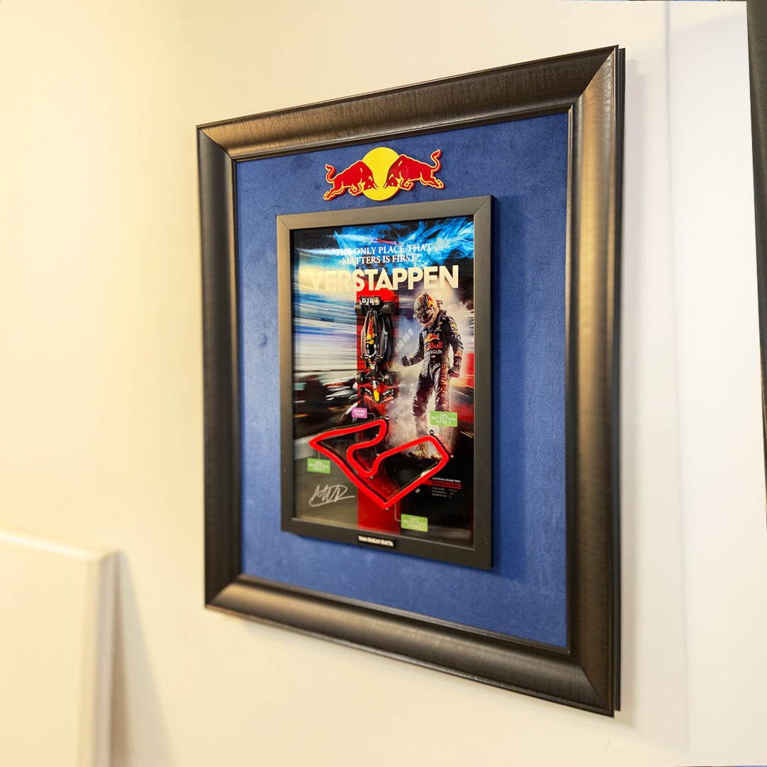 Max Verstappen F1 Koleksiyon Tablo | 1:43 Ölçek Model Araç, Kabartmalı Pist Detayı, Kadife Paspartu