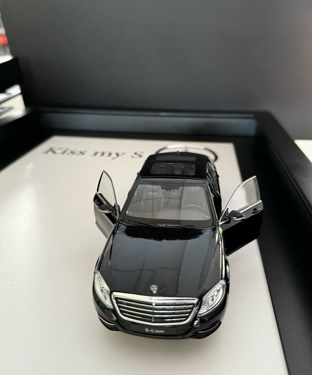 Mercedes S-Class detaylı üç boyutlu tablo, kaliteli malzeme ile sınırlı sayıda üretilmiş şık ofis ve duvar dekoru.