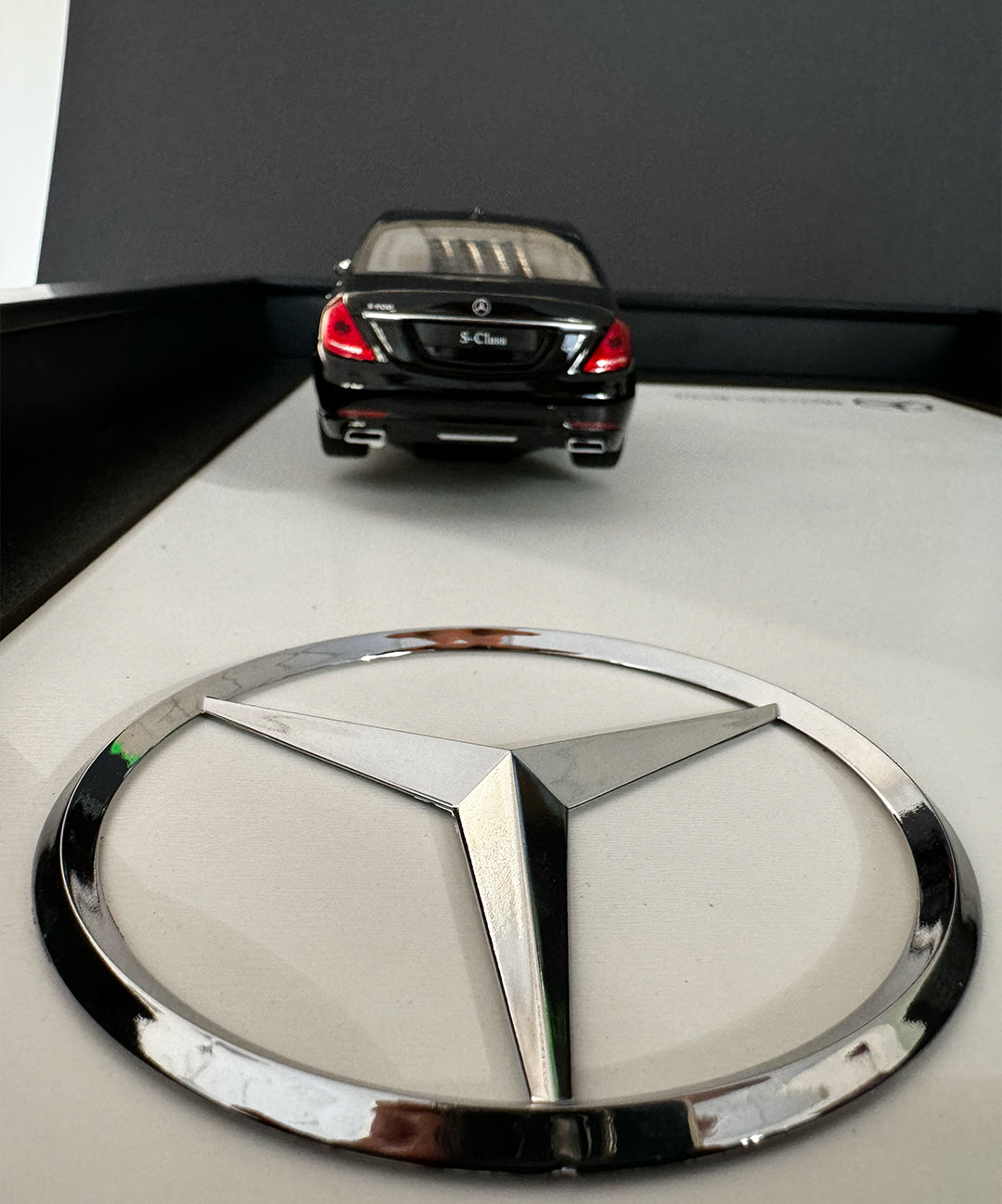 Üç boyutlu Mercedes S-Class otomobil tablo, el işçiliğiyle hazırlanmış, özel baskı koleksiyon ürünü.