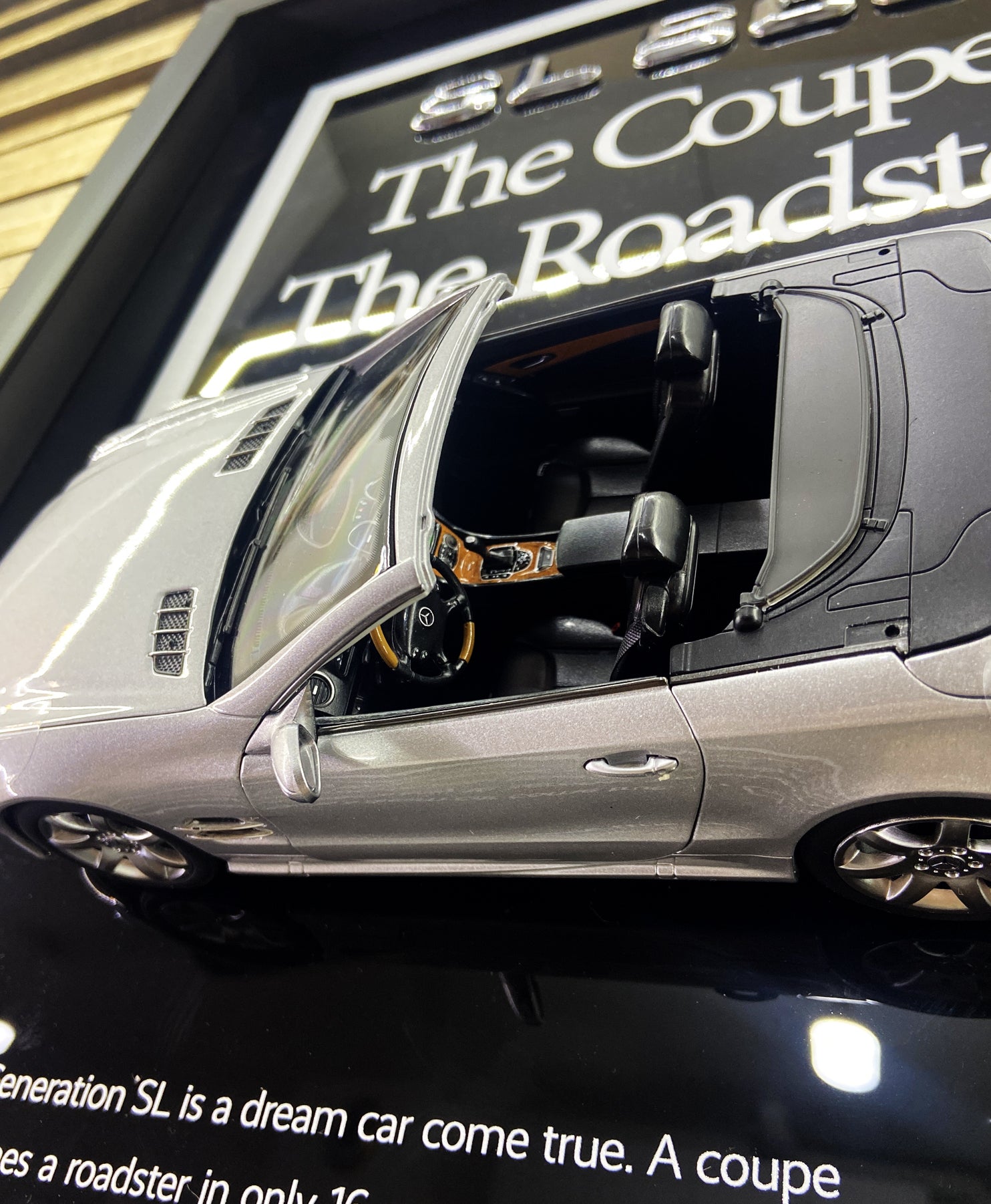 Mercedes-Benz SL 500 detaylı üç boyutlu tablo, kaliteli malzemeden sınırlı sayıda üretilmiş şık duvar dekoru.