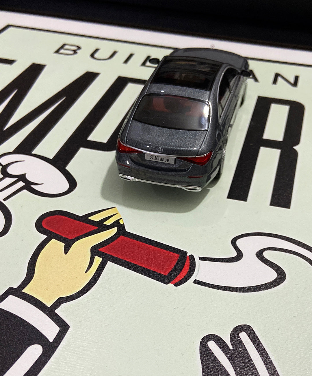 Mercedes ve Monopoly birleşimi üç boyutlu tablo, kaliteli malzeme ile hazırlanmış koleksiyon dekor ürünü.