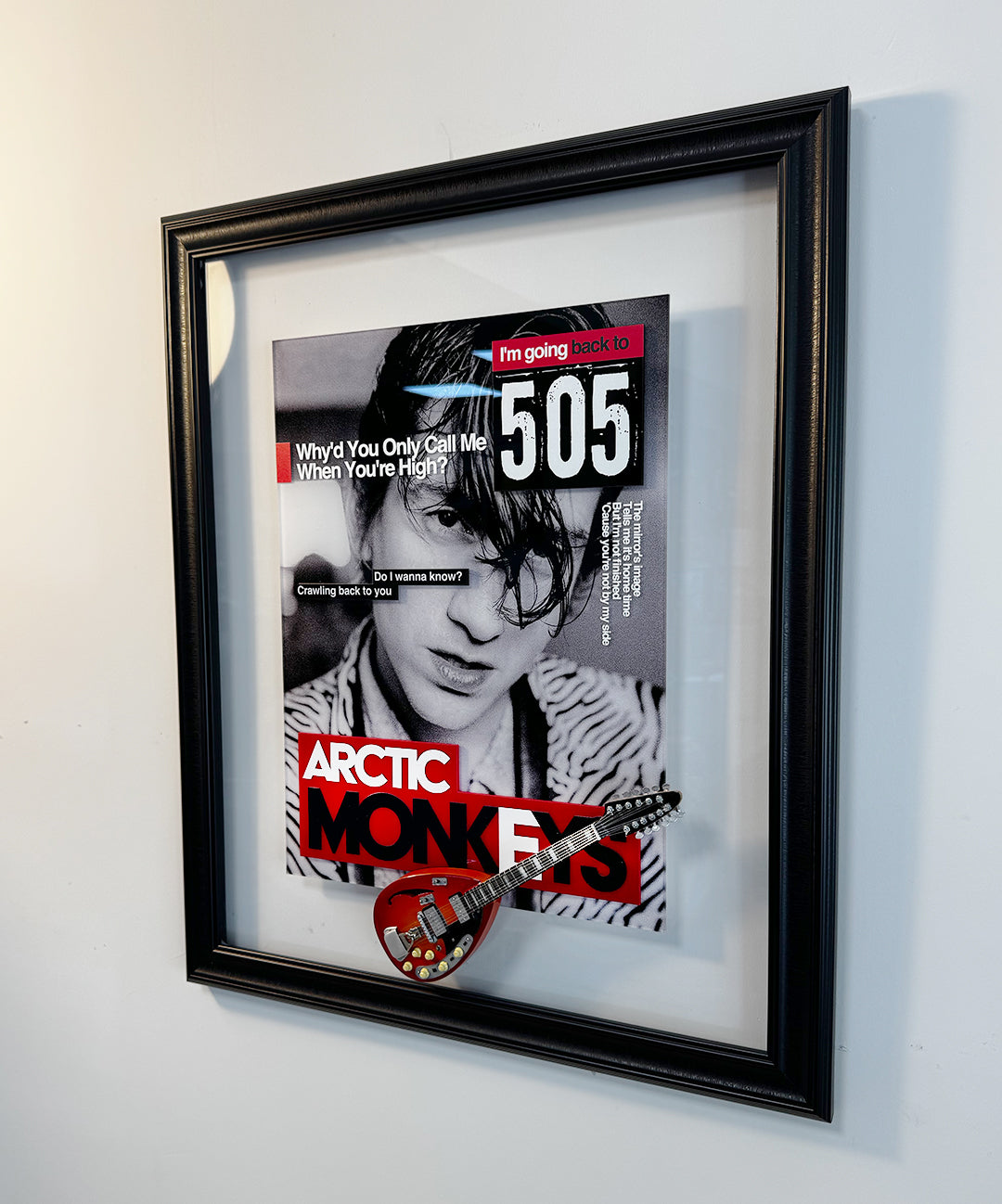 Arctic Monkeys ikonlarından ilham alınarak hazırlanmış gitar replikalı 3D duvar tablosu.