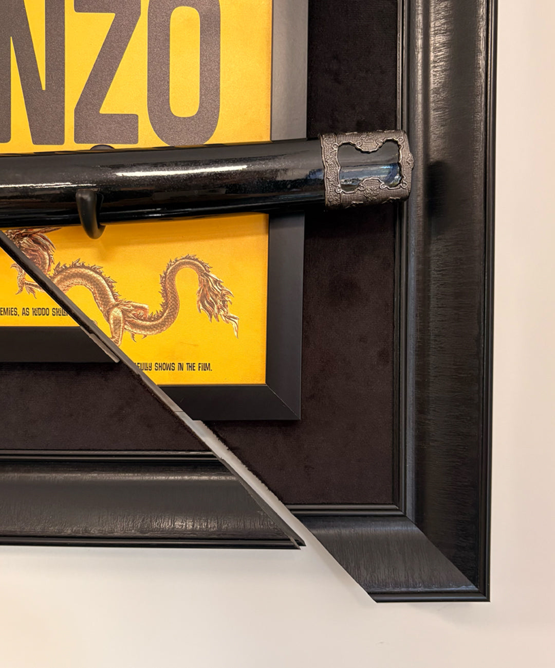 Geleneksel samuray katanasının Hattori Hanzo replikasıyla tasarlanmış koleksiyonluk tablo