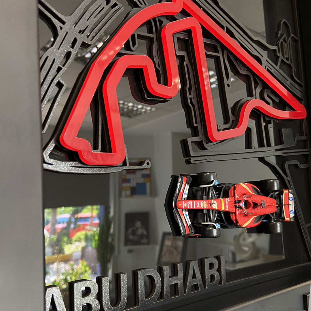 Yas Marina pistinden ilham alan, üç katmanlı modern sanat eseri. 36x36 cm ölçülerinde, siyah ahşap çerçeveli el yapımı tablo.