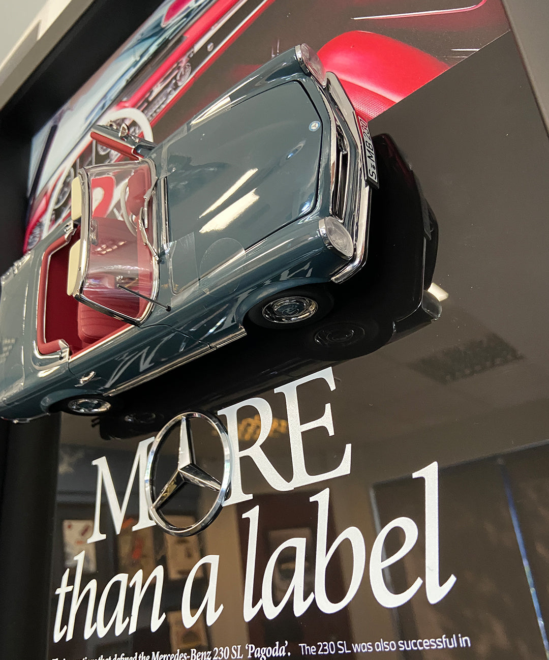 Üç boyutlu otomobil tablo tasarımı, Mercedes model detaylı özel baskı duvar dekoru, kaliteli malzeme el işçiliği.
