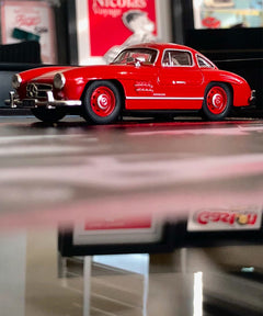 Klasik Mercedes 300 SL ve Andy Warhol tarzı birleşimi üç boyutlu tablo, kişiye özel koleksiyonluk tasarım.
