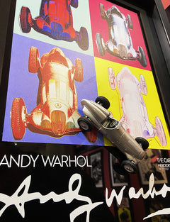Sanat ve otomobil birleşimi: Andy Warhol Mercedes W125 üç boyutlu tablo, sınırlı sayıda koleksiyon ürünü.
