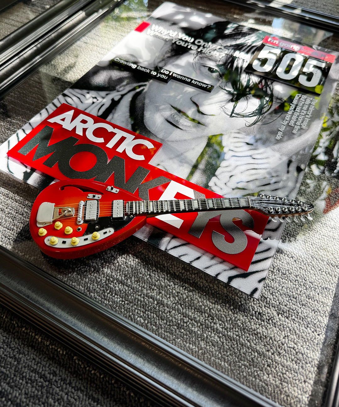 El işçiliği Arctic Monkeys ve gitar detaylı sanat tablosu, modern dekoratif parça.
