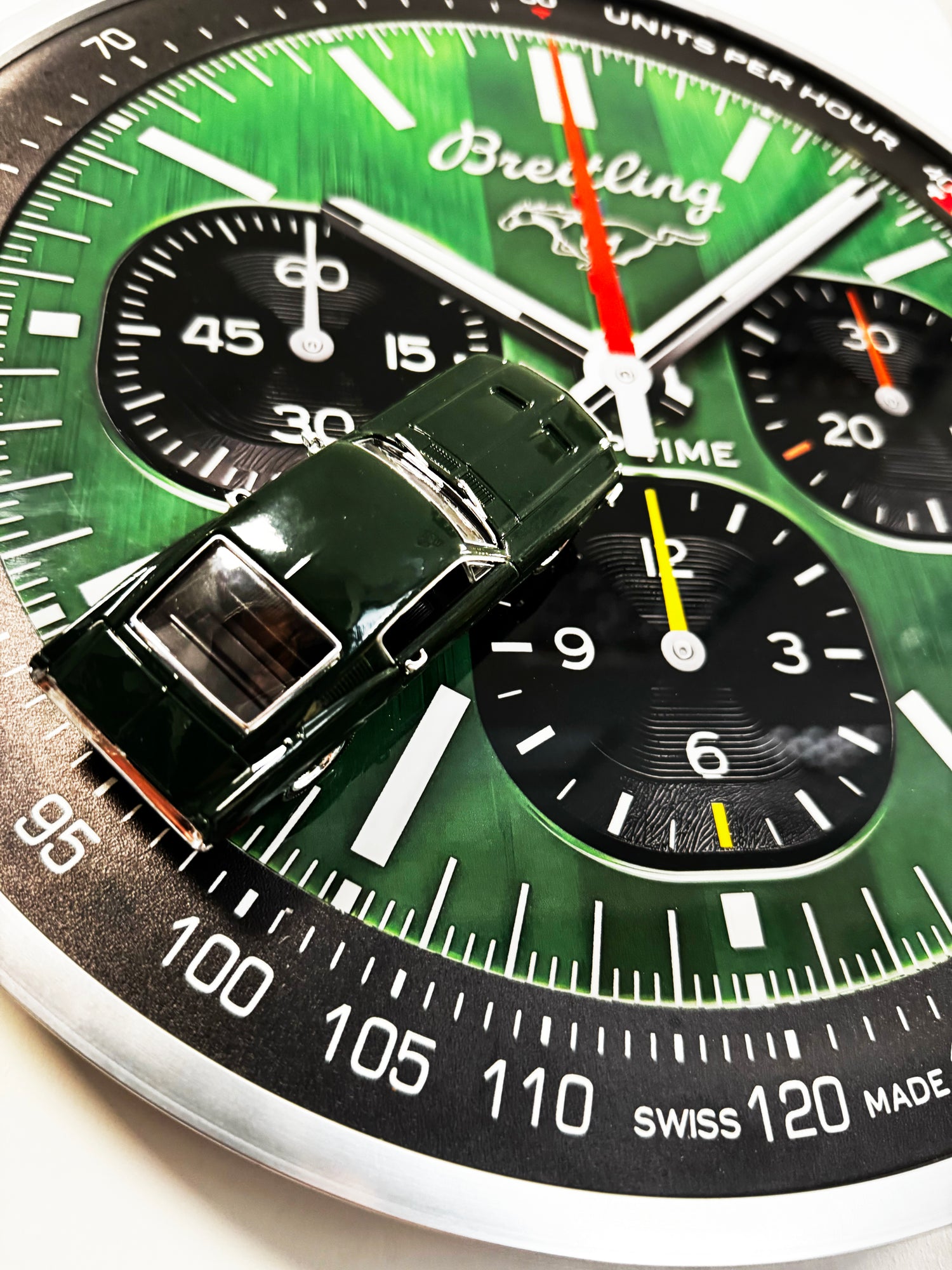 Breitling ve Mustang iş birliğini yansıtan özel tablo, koleksiyonerler için el yapımı tasarım