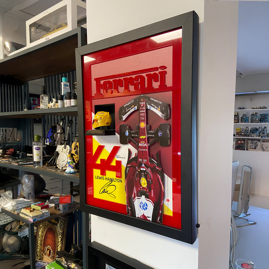 El yapımı sanatsal tablo, 2025 Ferrari Hamilton kask modeli ile tasarlanmış özel dekor