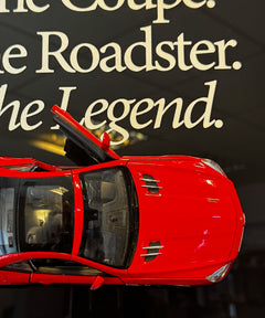 Mercedes-Benz 500 SL sanat tablosu, otomobil koleksiyonları için sınırlı sayıda üretilmiş eser.