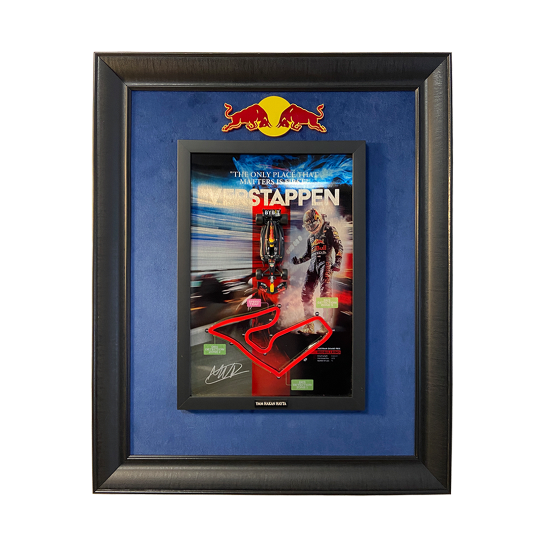 Max Verstappen F1 Koleksiyon Tablo | 1:43 Ölçek Model Araç, Kabartmalı Pist Detayı, Kadife Paspartu