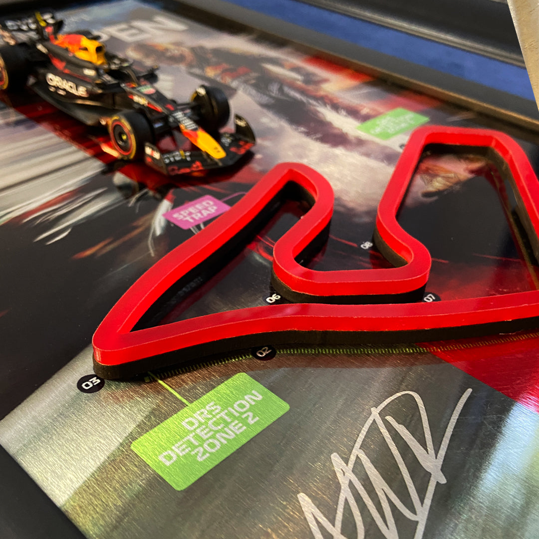 Max Verstappen F1 Koleksiyon Tablo | 1:43 Ölçek Model Araç, Kabartmalı Pist Detayı, Kadife Paspartu