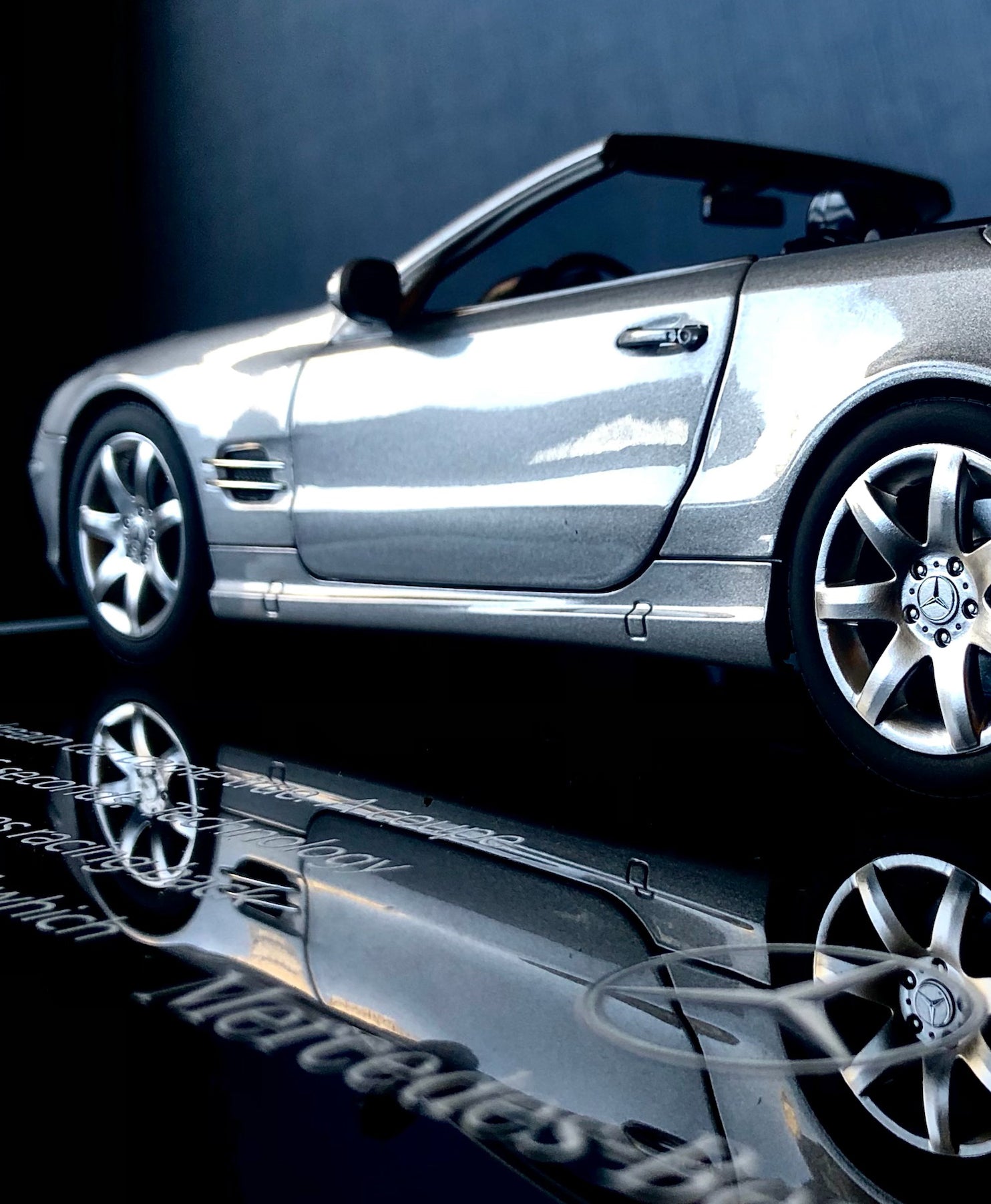 Mercedes-Benz SL 500 klasik otomobil modelini yansıtan tablo, üç boyutlu koleksiyon dekoru olarak tasarlandı.
