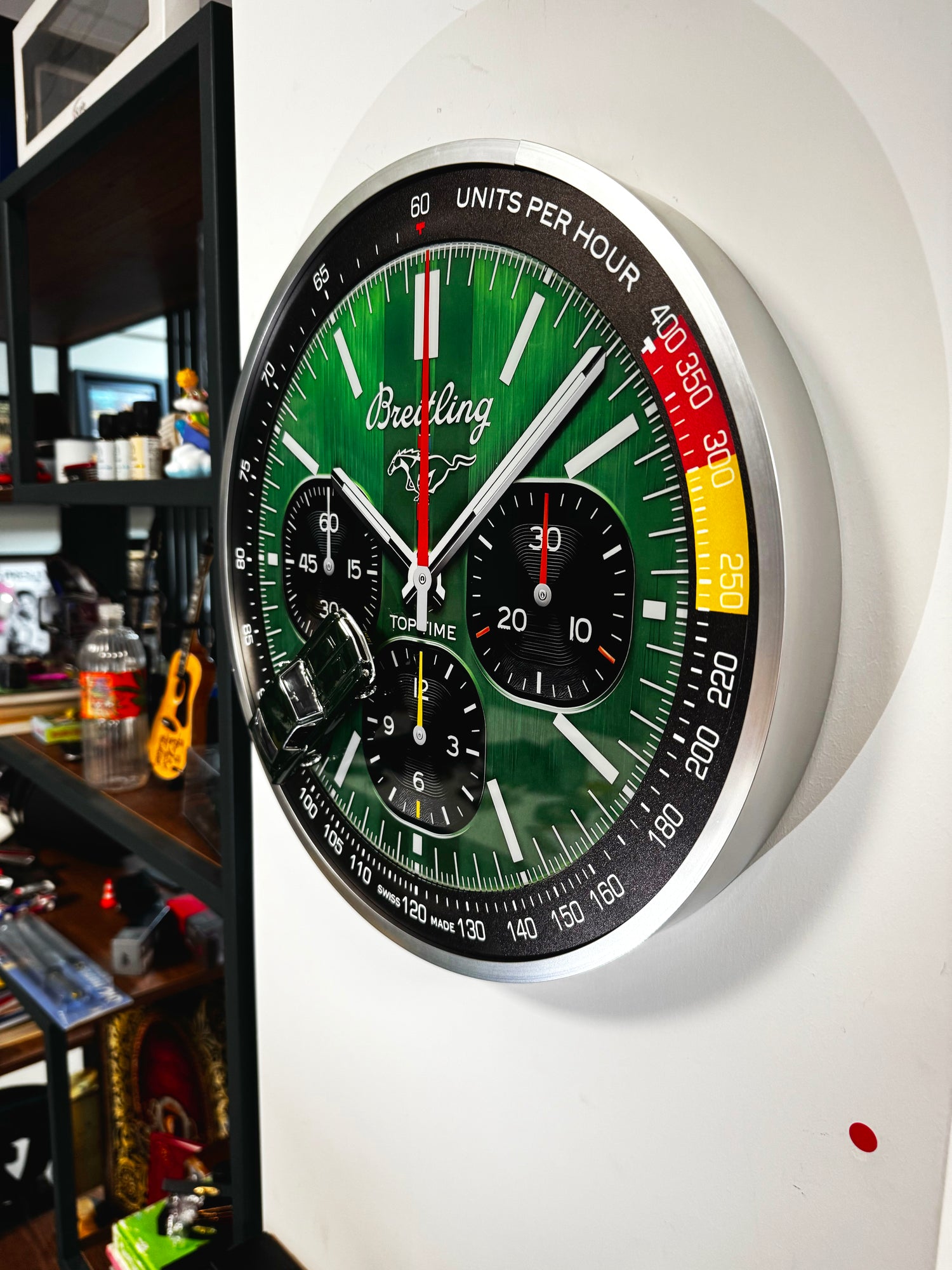 Mustang diecast modeli ve Breitling’in özel saat tasarımıyla oluşturulan dekoratif sanat tablosu