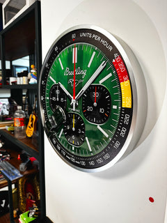Mustang diecast modeli ve Breitling’in özel saat tasarımıyla oluşturulan dekoratif sanat tablosu