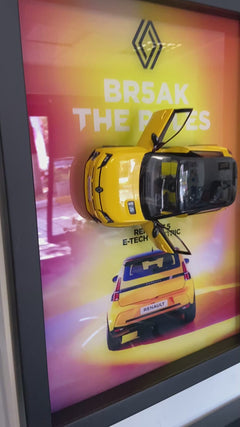 Geleceğin şehir otomobili Renault 5 Electric modelini yansıtan koleksiyonluk tablo.

