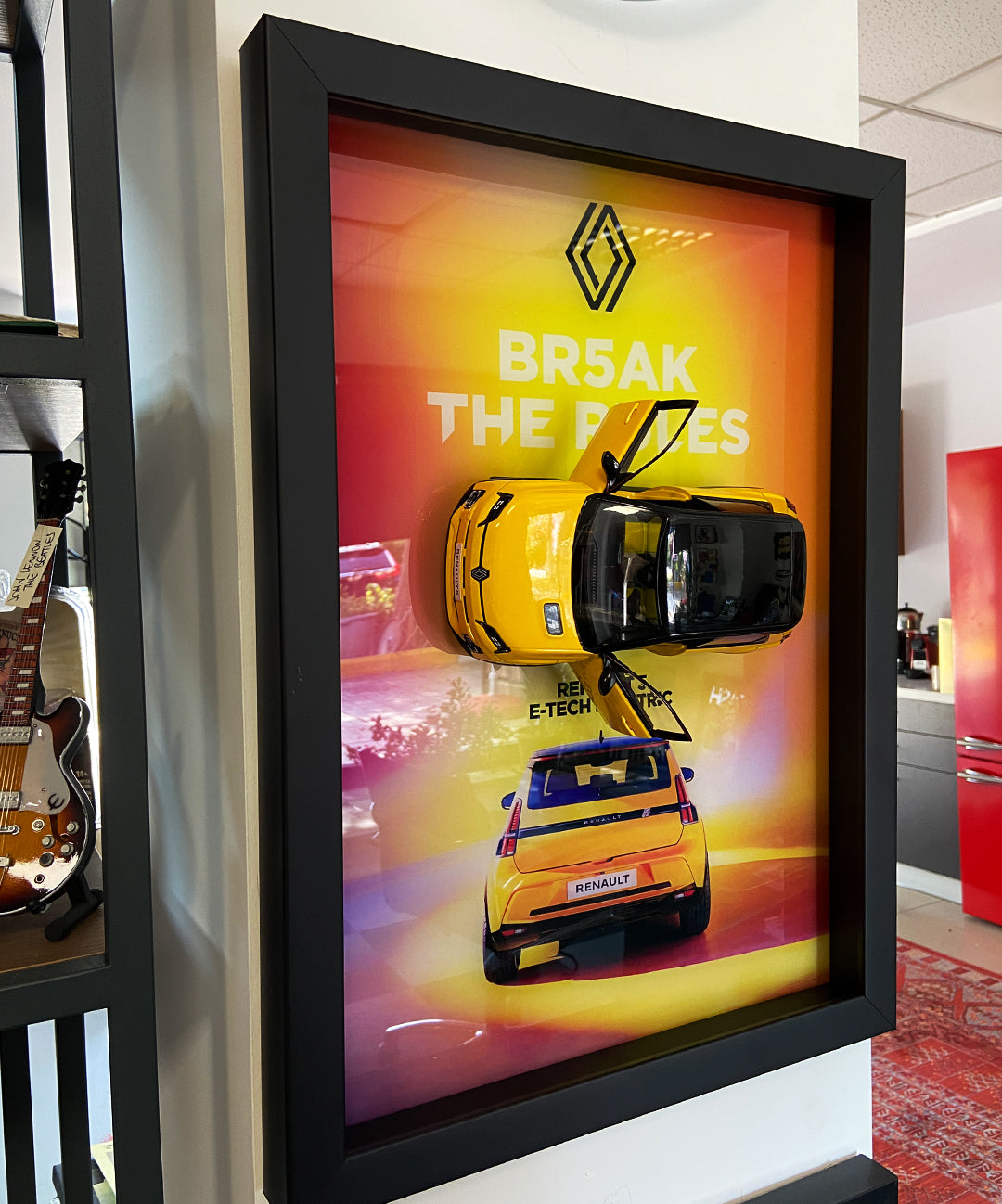 Elektrikli Renault 5 otomobil replikasıyla hazırlanmış el yapımı dekoratif tablo