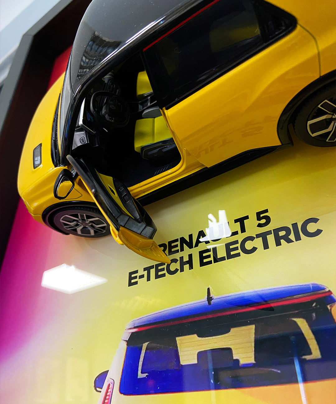 Renault 5 elektrikli modeliyle tasarlanmış modern ve minimalist duvar tablosu