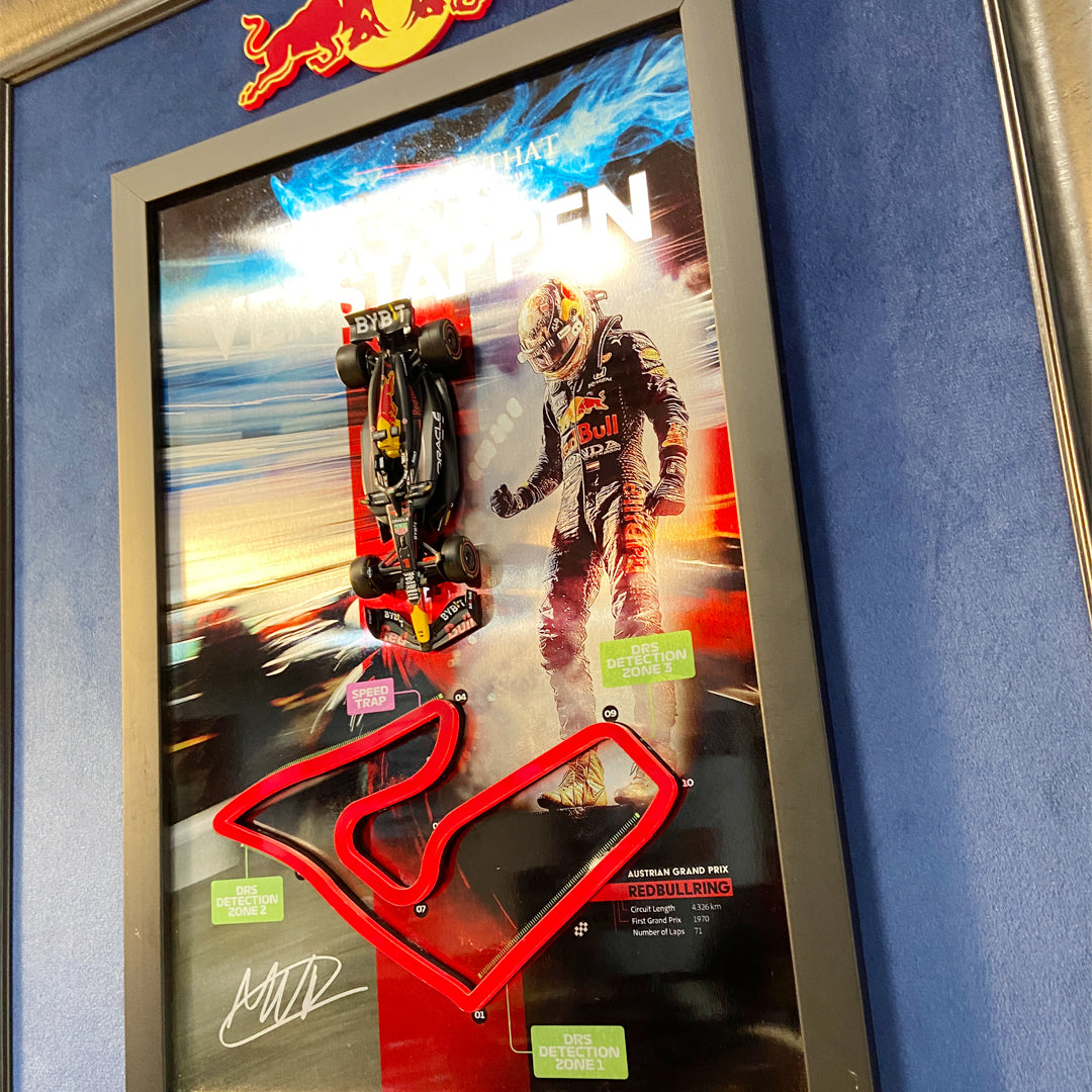 Max Verstappen F1 Koleksiyon Tablo | 1:43 Ölçek Model Araç, Kabartmalı Pist Detayı, Kadife Paspartu