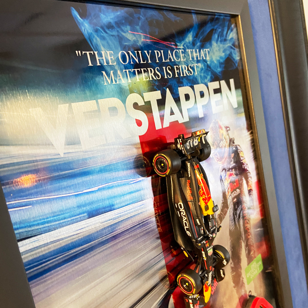 Max Verstappen F1 Koleksiyon Tablo | 1:43 Ölçek Model Araç, Kabartmalı Pist Detayı, Kadife Paspartu