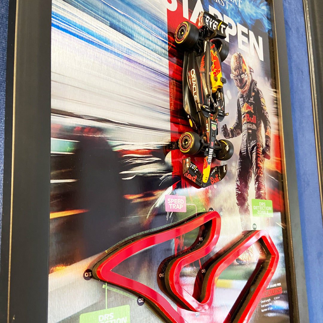 Max Verstappen F1 Koleksiyon Tablo | 1:43 Ölçek Model Araç, Kabartmalı Pist Detayı, Kadife Paspartu